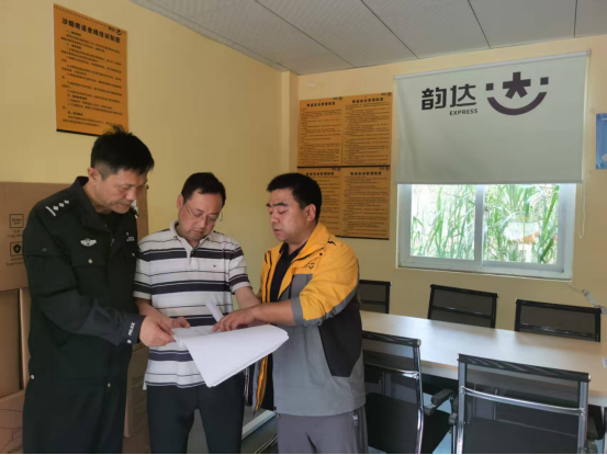 素人色情
深入快递分拨中心涉诈物品查缉点...